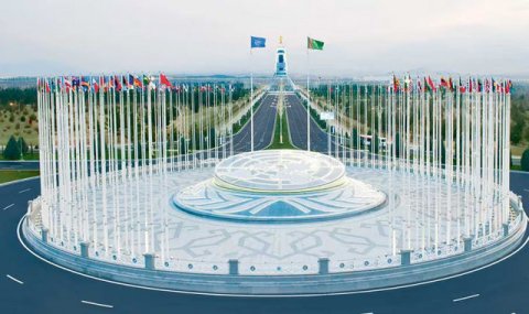 В Ашхабаде прошла церемония возложения цветов к Монументу Нейтралитета