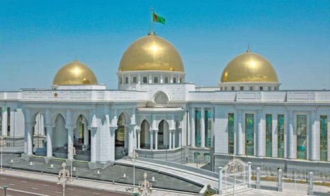 Президент Туркменистана отметил вклад строителей в развитие экономики страны