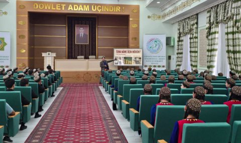 В Туркменистане прошёл открытый бизнес-урок для молодёжи