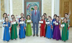 Председатель Халк Маслахаты Туркменистана выступил с поздравлением по случаю 8 марта