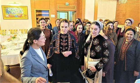 В Ашхабаде организовали туркмено-китайский круглый стол «Женщина и общество»