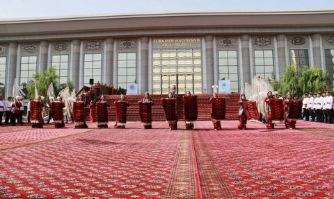 В Ашхабаде отметили Праздник туркменского ковра