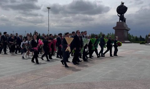 В Ашхабаде почтили память героев Второй мировой войны возложением цветов