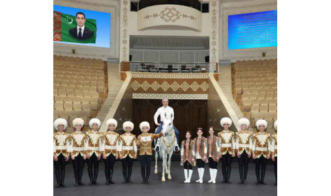 Герой-Аркадаг передал в дар скакуна Гарашсыз группе «Галкыныш»