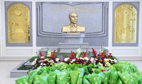 В Туркменистане почтили 80-летие Великой Победы