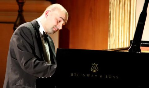 В Ашхабаде состоится выступление польского пианиста Войцеха Валечека