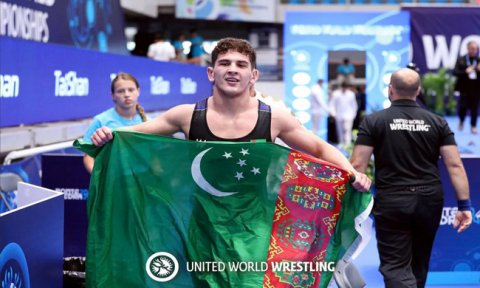 Алп Арслан Бегенджов завоевал бронзу на юниорском ЧА по вольной борьбе