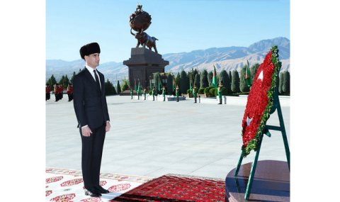 В Ашхабаде возложили цветы к памятникам жертв землетрясения 1948 года