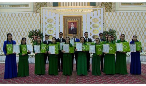 В Туркменистане состоялся конкурс «Мир: голос детей»