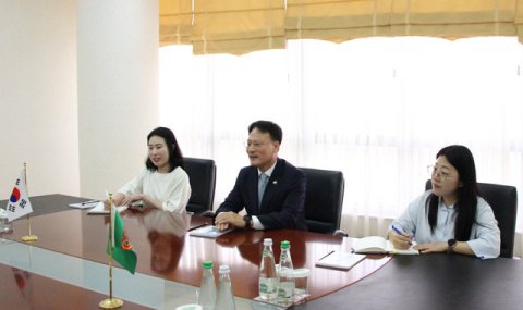 В МИД Туркменистана прошла встреча с завершающим свою дипмиссию послом Кореи