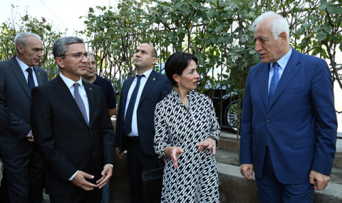 Президент Армении ознакомился с мавзолеем туркменских эмиров