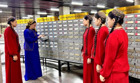 Студенты Туркменской школы культуры прошли практику в детской библиотеке