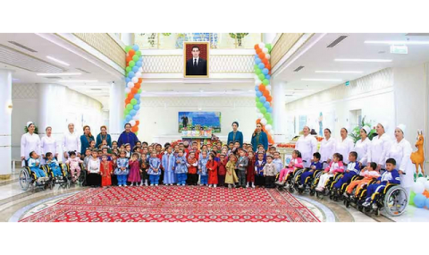 Воспитанники Дворца «Döwletliler köşgi» получили праздничные подарки