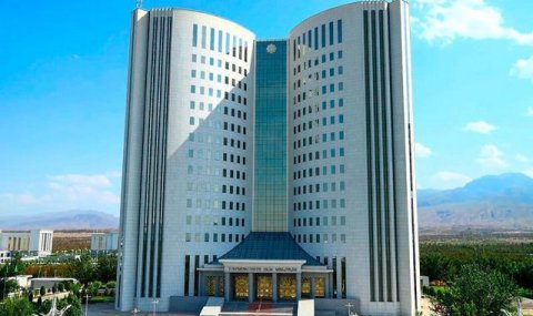 В Туркменистане выпущены новые учебные издания для вузов и школ