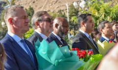 В Ашхабаде возложили цветы к памятнику Федору Достоевскому