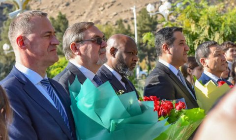 В Ашхабаде возложили цветы к памятнику Федору Достоевскому