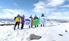 Флаг Туркменистана и логотип ФК «Аркадаг» подняты на вершину горы Агры