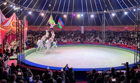 Туркменская конная группа «Галкыныш» демонстрирует зрелищное шоу в Баку