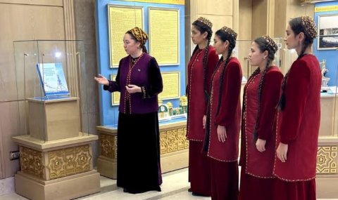 Студенты МУГНиР совершили визит к Монументу нейтралитета в Ашхабаде