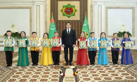 Президент Туркменистана поздравил земледельцев с успешной жатвой