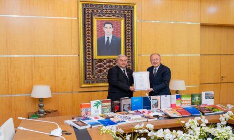 Посол Японии подарил МУНГ книги Nippon Foundation о культуре и экономике Японии