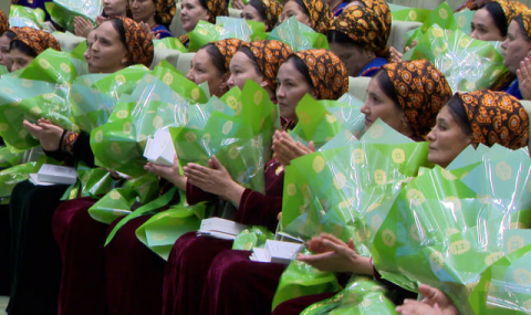Многодетным матерям в Туркменистане присвоили почётное звание «Эне мяхри»