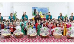 В честь Праздника урожая в Туркменистане детям вручили подарки