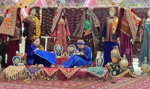 Мастерицы Туркменистана показали национальную вышивку на конкурсе в Ашхабаде