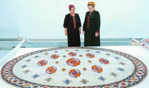 В Туркменистане создали ковер в честь Международного года мира и доверия