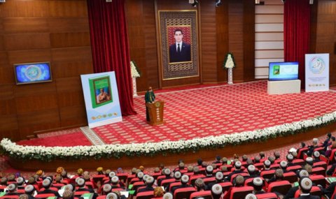 В Ашхабаде представлен сборник стихов Махтумкули Фраги на румынском языке