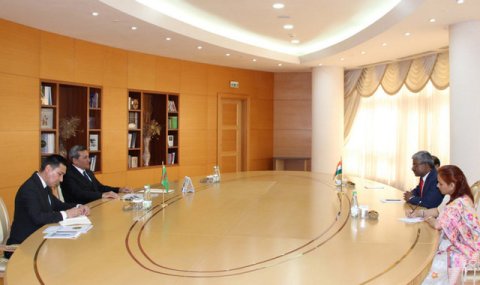 Глава МИД Туркменистана принял копии верительных грамот у нового посла Индии