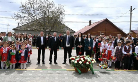 В Молдове возложили цветы к мемориалу туркменского писателя