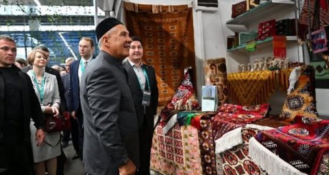 Павильон Туркменистана на Kazan Halal Market посетил Рустам Минниханов