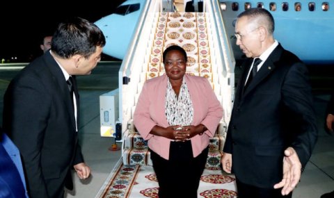 Премьер-министр Уганды прибыла в Туркменистан на Конференцию ООН