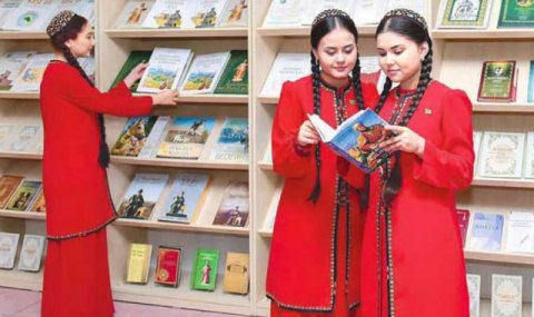 В Ашхабаде представили книгу «Aşyk bolmuşam» с произведениями Махтумкули