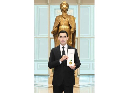 Президент Туркменистана награжден юбилейной медалью к 35-летию независимости