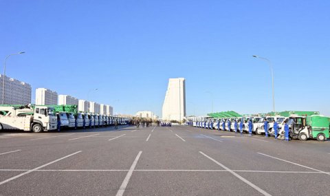 В Туркменистан поступила новая коммунальная техника