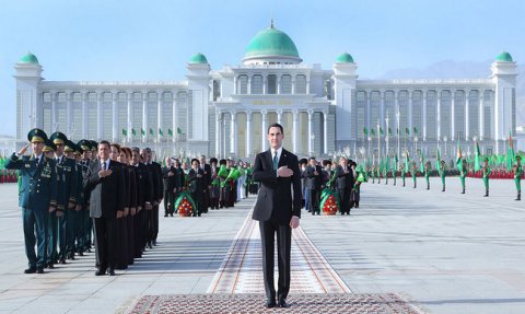 Туркменистан чествует символы независимости и единства