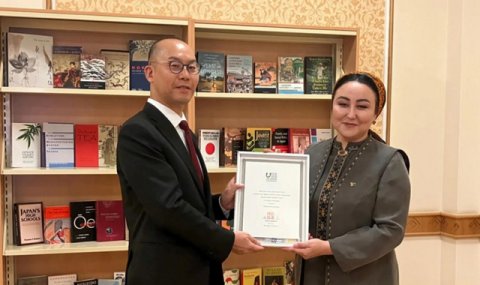 Посольство Японии передало книги библиотекам Туркменистана