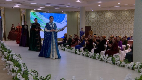 Ашхабадский Дом моделей представил летнюю коллекцию в национальном стиле