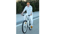 Герой-Аркадаг совершил велопрогулку по побережью Каспия в Авазе