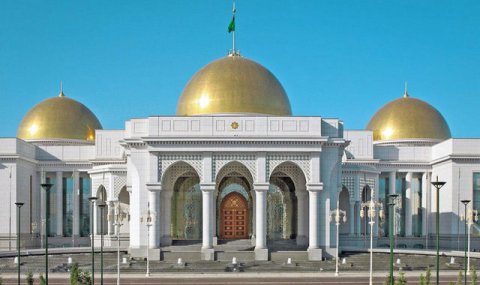 Памятный знак в честь 30-летия нейтралитета Туркменистана вручён иностранным гражданам