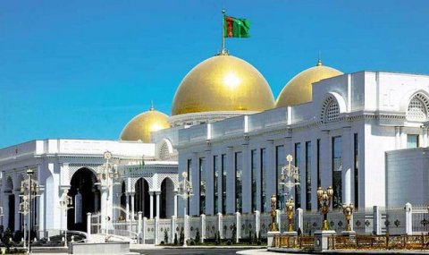 Сердар Бердымухамедов наградил граждан в честь 34-й годовщины независимости