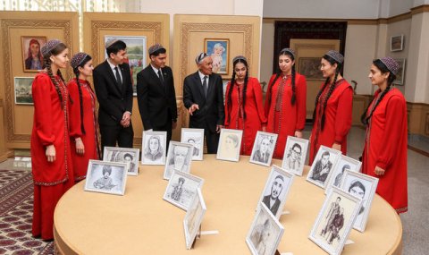 В Балканском велаяте открылась персональная выставка Амангельды Хыдырова