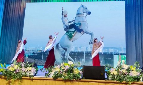 Туркменская молодежь украсила фестиваль в Минске народными традициями