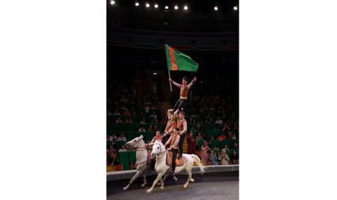 Государственный цирк Туркменистана открыл новогоднее шоу «Крылатые скакуны»