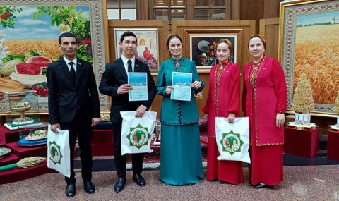 Победители конкурса сочинений получили награды в Туркменистане