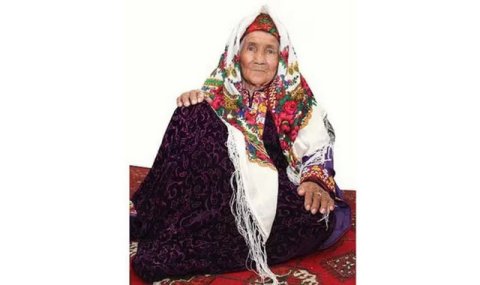 Жительница Туркменистана отметила 110-летие в кругу семьи