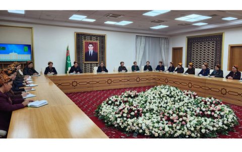 Женщины-депутаты провели рабочую встречу в Меджлисе Туркменистана