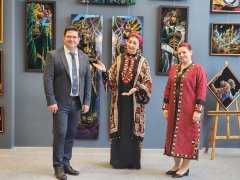 В Ашхабаде открылась выставка Дмитрия и Марии Филипченко: бархатная живопись и орнамент как диалог эпох